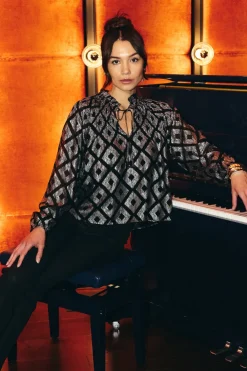 Hot Meredith Blouse In Blouses